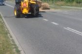 Zabezpieczenie miejsca zdarzenia drogowego na Drodze Łąkowej - snopki siana na jezdni